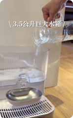 貓咪使用飲水機照片 2