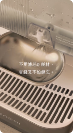 貓咪使用飲水機照片 2