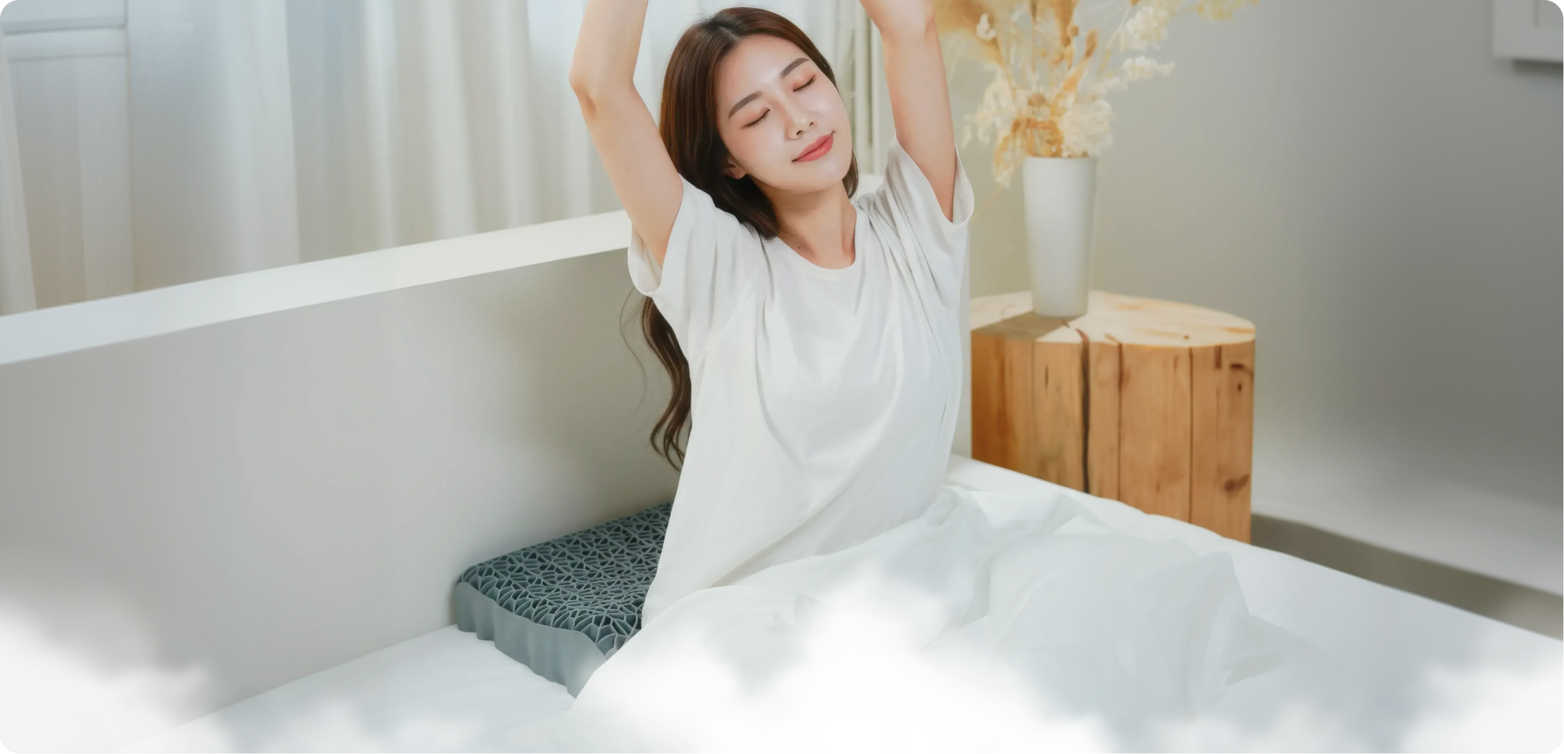好眠羊枕情境照：女性於床上伸展（含底部雲霧）